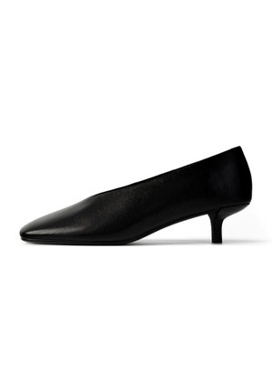 Escarpin pour femme en cuir noir à talon bas, bout pointu et petit talon aiguille, sur fond blanc.