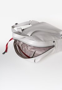 Zaino in pelle grigia con chiusura a zip, dotato di una tracolla rossa e un interno beige con motivo. Due spallacci attaccati.