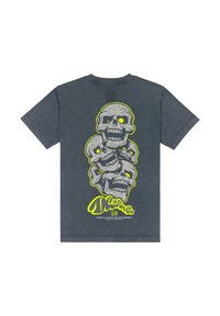 Šedé bavlněné tričko s velkým grafickým potiskem naskládaných lebek se žlutými akcenty na zadní straně. Krátké rukávy a design s kulatým výstřihem.