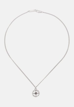Collier chaîne en argent avec un petit pendentif en forme de rose des vents indiquant les directions nord, sud, est et ouest.