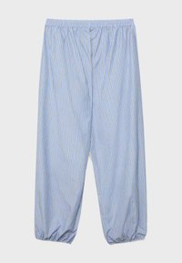 Svetlomodré nohavice s vertikálnymi bielymi a čiernymi pruhmi, elastickým pásom a elastickými manžetami na členkoch.