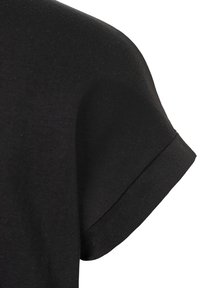 Zwarte katoenen t-shirt stof met een gladde textuur, voorzien van een opgerolde mouwontwerp en minimale stikseldetails.