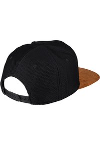 Svart nettcap med en lysbrun flat brem, med plast snapback-lukking og detaljert tekstur på stoffet.