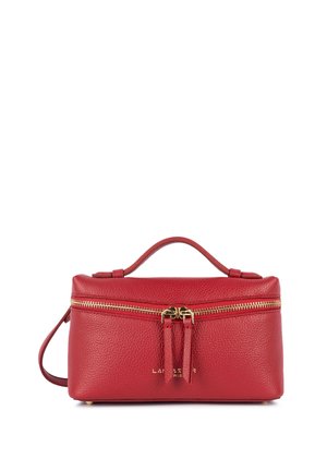 Sac à main en cuir texturé rouge avec fermeture éclair dorée et double curseur, une poignée supérieure et un petit logo de marque en lettres dorées.