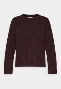 Pull-over à manches longues à col rond de couleur brun foncé, en tissu doux et texturé, avec un ourlet droit, présenté sur un fond uni.