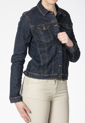 Veste en denim bleu foncé au design classique, avec un devant à boutons, deux poches poitrine et des coutures dorées contrastantes.