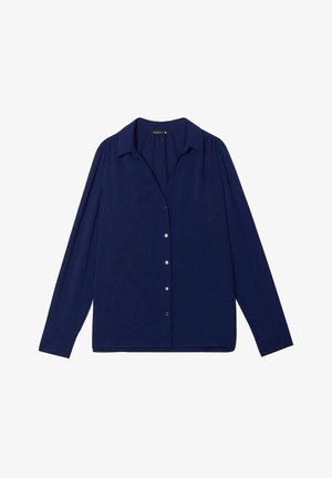 Navyblauwe longsleeve shirt met een kraag, knoopsluiting aan de voorkant en een zachte textuur. Voorzien van plooien bij de schouders en een subtiele glans.
