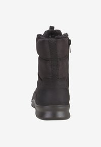 Zwarte enkelboot met een gladde, synthetische bovenkant en een zachte voering. Bevat een gestructureerde zool, stiksels en een ritssluiting voor gemakkelijke instap.