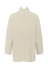 Maglione lavorato a maglia color beige chiaro con colletto alto, maniche a tre quarti e vestibilità morbida. La texture è a coste su tutta la superficie.
