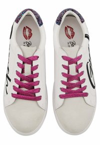 Baskets blanches avec des accents noirs, dotées de lacets pailletés violets et d'un contrefort étincelant. Matériau lisse avec une semelle plate.