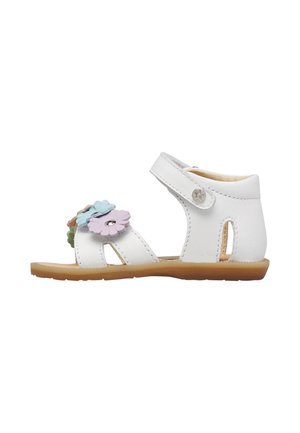 Biała sandałka dla malucha z paskiem na kostkę, brązową podeszwą i pastelowymi kwiatowymi zdobieniami na przednim pasku.