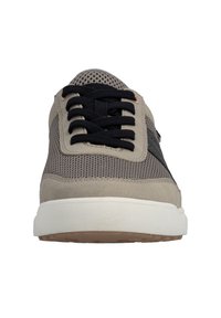 Baskets grises à empeigne en mesh, accents en suède, lacets noirs et semelle en caoutchouc texturée avec une semelle intercalaire blanche contrastante.