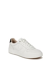 Weiße Leder-Sneaker mit glatter Textur, runder Schuhspitze, perforierter Verzierung und schwarzem Akzent an der Ferse. Mit flachen Schnürsenkeln.