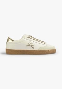 Weiße Leder-Sneaker mit goldfarbenen Akzenten und einer strukturierten braunen Gummisohle. Auf der Seite befindet sich ein Skull-and-Crossbones-Logo.