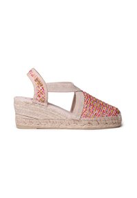 Sandalia de cuña con parte superior de fibras trenzadas en tonos rosa, amarillo y natural. Cuenta con correas elásticas y una suela de yute trenzado. Forro interior suave.