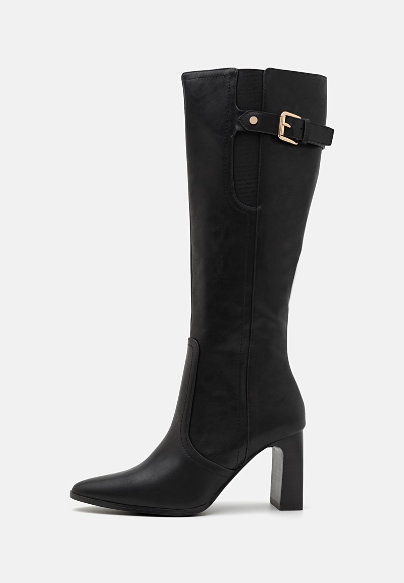 Botas negras hasta la rodilla hechas de material sintético suave, con puntera afilada, tacón cuadrado y un acento de hebilla en el costado.