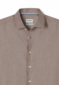 Braunes, vorgewaschenes Hemd aus weichem Stoff, mit Button-Down-Kragen, hellen Knöpfen und einer dezenten Textur mit gesteppten Akzenten.