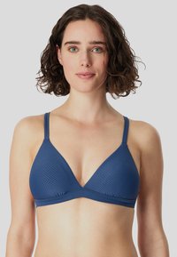 Top de bikini triangular texturizado azul con finas tiras ajustables y detalles fruncidos en la parte inferior, mostrando un acabado liso.