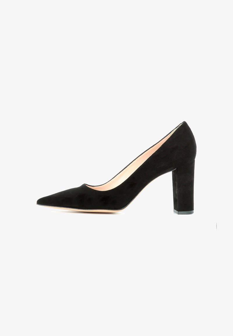 Décolleté in suede nero con tacco alto a blocco spesso, punta appuntita e fodera interna liscia. Design semplice ed elegante.