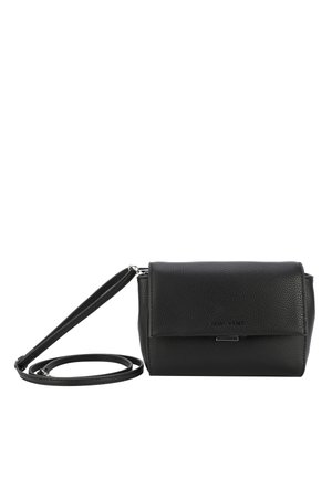 Sac bandoulière en cuir noir avec finition texturée, fermeture à rabat, quincaillerie en argent et sangle réglable. Forme rectangulaire compacte.
