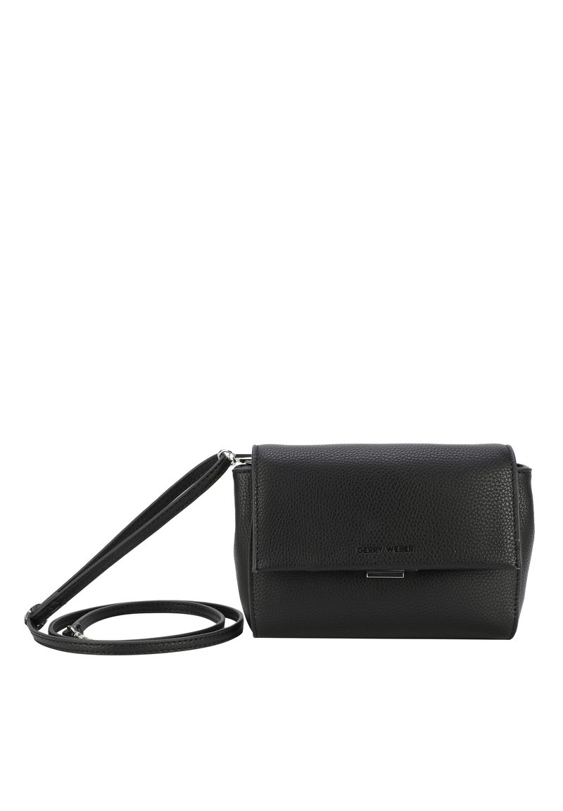 Borsa a tracolla in pelle nera con finitura testurizzata, chiusura a pattina, hardware silver e tracolla regolabile. Forma compatta rettangolare.