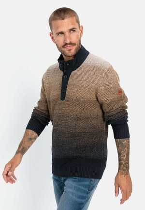 Gestrickter Pullover mit strukturiertem Design, das einen Farbverlauf von Hellbraun zu Marineblau aufweist, mit gerippten Bündchen und einem hohen Kragen mit Knöpfen.
