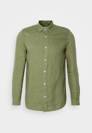 Chemise en lin vert olive avec un col à revers, des manches longues et un devant boutonné avec des boutons blancs et un tissu texturé.