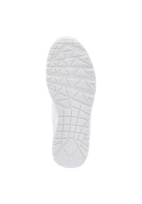 Semelle de chaussure de sport blanche présentant un motif de bande de roulement multidirectionnel avec des crampons en pyramide et en rectangle pour une traction et une stabilité optimales.
