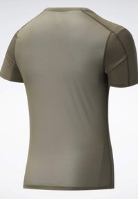 Tmavě zelené sportovní tričko s krátkým rukávem vyrobené z texturované, prodyšné tkaniny, s kulatým límcem a plochými švy. Lehký design.