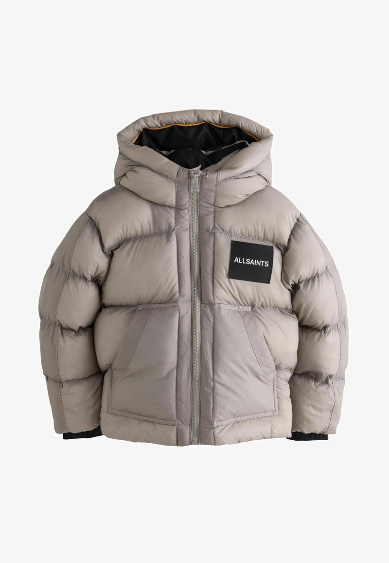 Švarkas pūkinis, šviesiai pilkos spalvos, su kapišonu, priekyje su užtrauktuku, dviem didelėm kišenėm ir ALLSAINTS logotipo pleistru kairėje krūtinės pusėje.