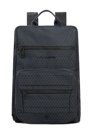 Zaino rettangolare nero con texture, tasche frontali con cerniera, manico superiore, spallacci imbottiti e logo sottile al centro anteriore.