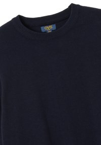 Marineblauer Kinderpullover aus weichem Strickmaterial. Runder Halsausschnitt mit gerippten Kanten. Mit einem Etikett, das "OVS Kids" liest.