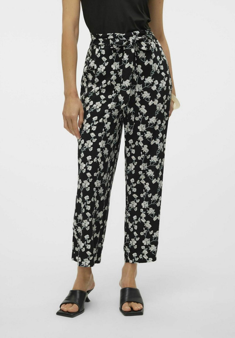 Zwarte bloemenprintbroeken met een hoge taille, strikceintuur en rechte pijpen. Stof is lichtgewicht met een gladde textuur.