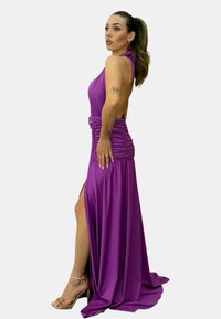 Abito da sera viola con scollo all'americana, design drappeggiato, dettaglio in vita arricciato e spacco alto fino alla coscia. Tessuto liscio, morbida consistenza.