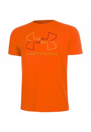 Helles orange T-Shirt mit kurzen Ärmeln und großem Under Armour Logo sowie Text, der auf der Brust zentriert ist.