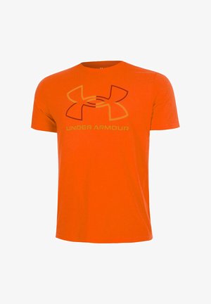 Camiseta de manga corta de color naranja brillante con un gran logo de Under Armour y texto centrado en el pecho.