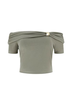 Olivgrünes, schulterfreies Crop-Top aus geripptem Strick mit kurzen Ärmeln und einem verdrehten Ausschnitt, der mit einem goldenen runden Verschluss befestigt ist.