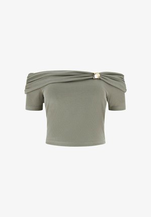 Haut court en maille côtelée vert olive, épaules dénudées, manches courtes et encolure torsadée fermée par une boucle circulaire dorée.
