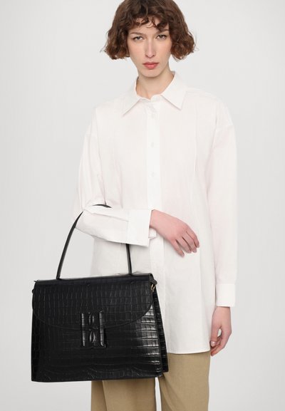 Borsa in pelle nera con effetto coccodrillo, dalla forma strutturata, dotata di manico superiore e chiusura a patta con un dettaglio centrale.