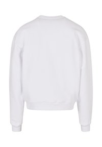 Vit sweatshirt med rund hals, långa ärmar och avslappnad passform; har ribbade muddar och fåll; slät textur.