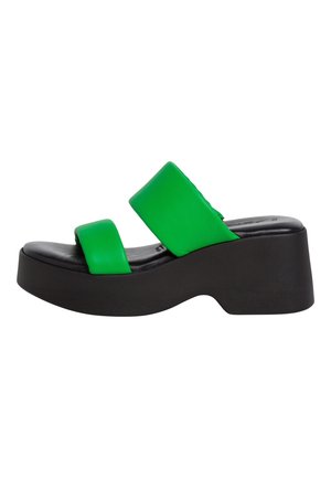 Zielone platformowe klapki z dwiema szerokimi paskami, czarną teksturowaną podeszwą i wyprofilowaną formą, wykonane z materiałów syntetycznych.