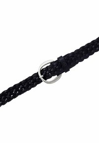 Zwarte gevlochten leren riem met een zilveren, ronde gesp en een lus van zwart leer, waarbij de textuur en het ingewikkelde vlechtwerk worden benadrukt.