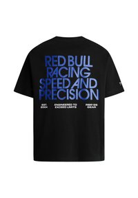 Sort T-shirt med fed blå tekst "Red Bull Racing Speed and Precision" og mindre hvid tekst "Est. 2004," "Engineered to Exceed Limits" og "RBR '26 Gear."