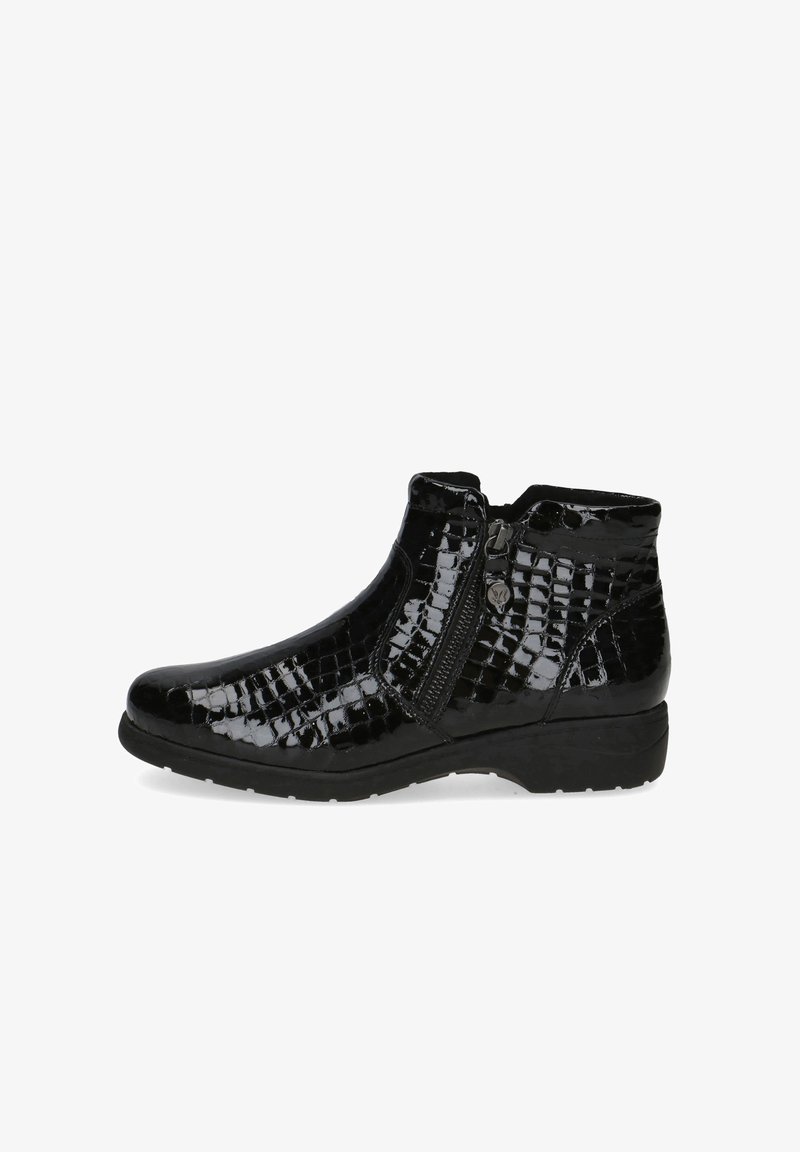 Glanzende zwarte enkelboot met een krokodillenstructuur, voorzien van twee zijritsen en een lage hak, geschikt voor casual kleding.