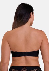 Bra bandeau negro hecho de una tela suave, con un cierre trasero sencillo. El diseño no tiene tirantes, ofreciendo un aspecto sin costuras.