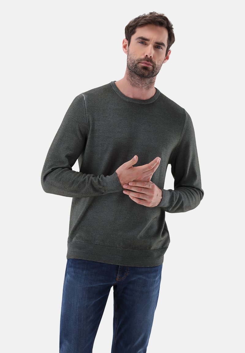 Dunkelgrauer Rundhalsausschnitt-Pullover mit langen Ärmeln, strukturiertem Stoff, gerippten Bündchen und Saum, kombiniert mit blauen Jeans vor einem neutralen Hintergrund.