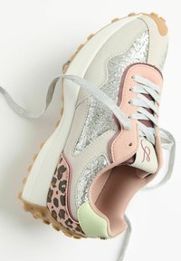 Zapatilla con parte superior gris, acentos rosas y un panel de purpurina plateada. Presenta un diseño de estampado de leopardo en el talón y cordones grises.