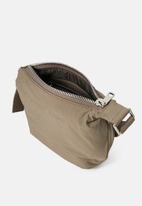 Geantă pouch khaki din nailon cu închidere cu fermoar, având o textură netedă, accesorii din metal argintiu și branding embosat pe o parte.