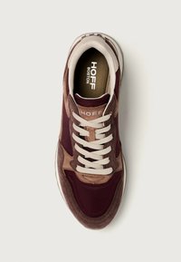 Sneaker marrone e bordeaux con materiali in rete e suede, caratterizzata da una forma arrotondata, lacci crema e il marchio "HOFF BOSTON" sulla soletta.