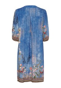 Blå blommig klänning med trekvartsärmar, med detaljerad blomsterbroderi i fållen och ett mönstrat mönster genom hela plagget.